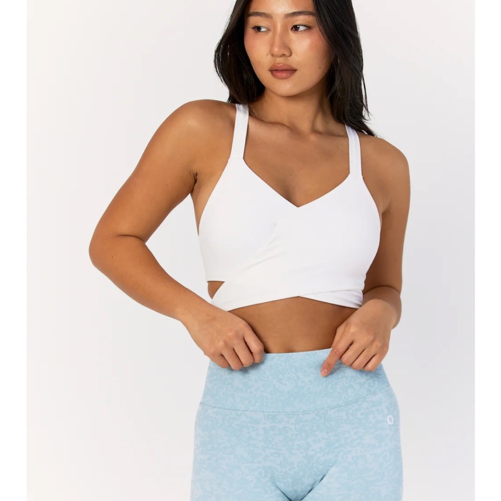 ASTORIA ACTIVEWEAR Live Lux Crossover Crop Top White